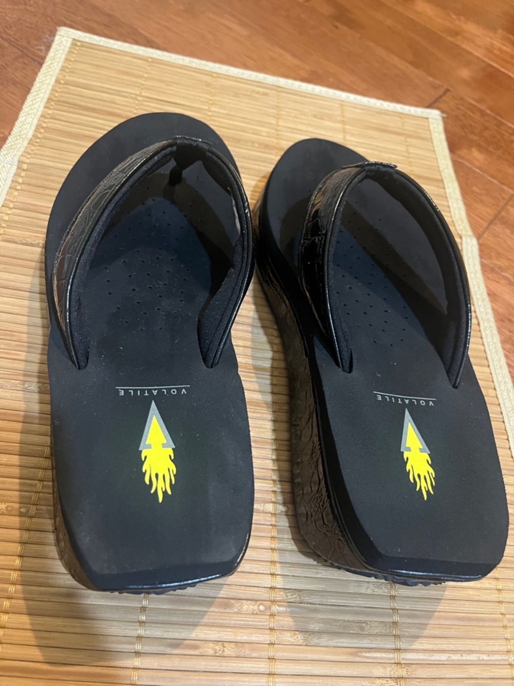 Volatile croc-embossed platform wedge flip-flops 2 in heel size 8 - Picture 4 of 6